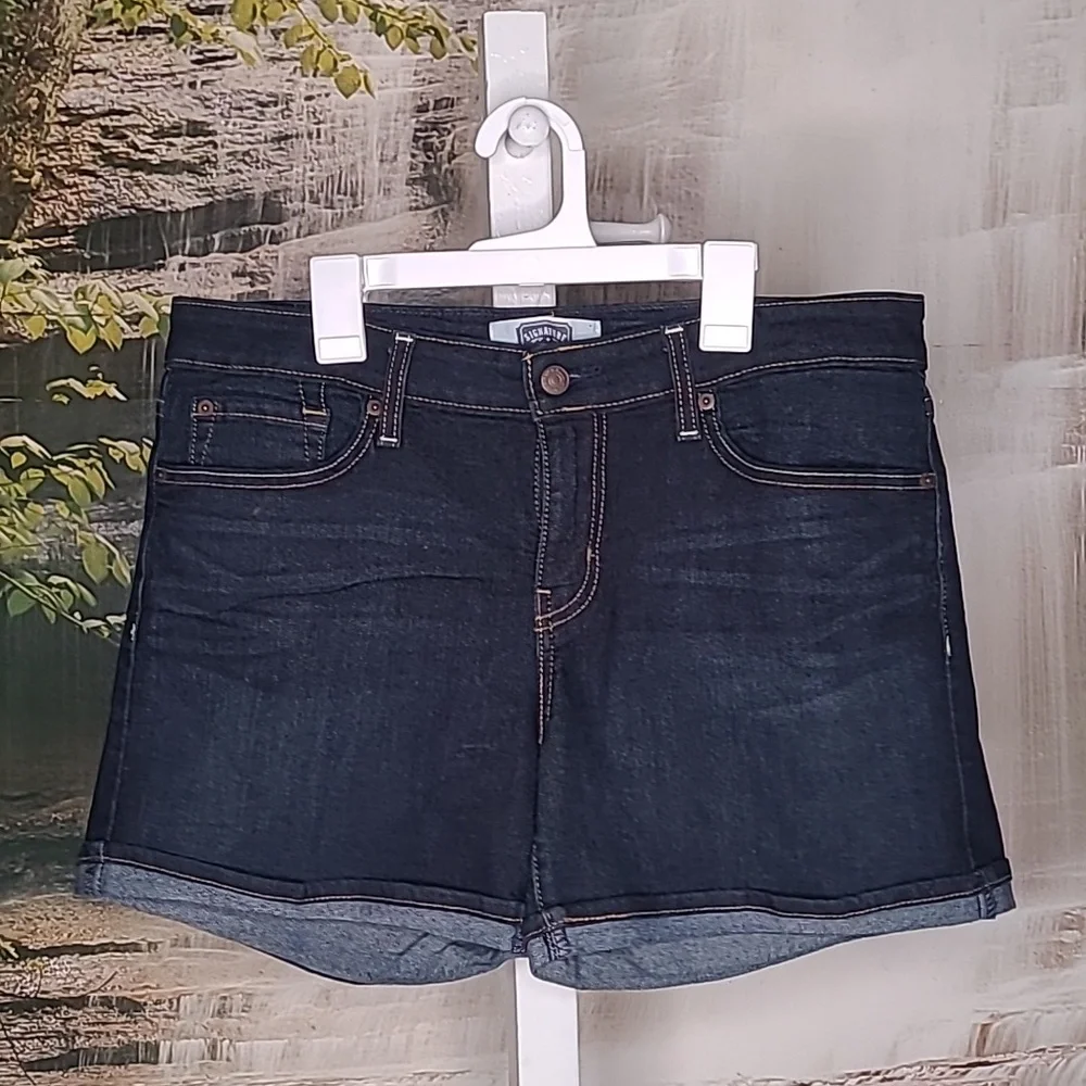 New! Signature Levi Womens 10 classic denim dark blue jean shorts
